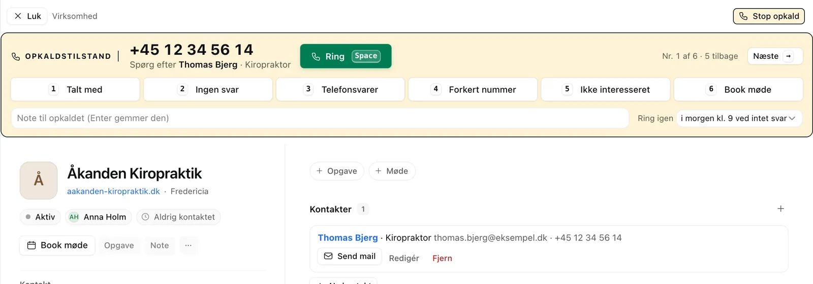 Opkaldsbaren i CVR Pilot CRM: telefonnummeret +45 12 34 56 14, Spørg efter Thomas Bjerg, Kiropraktor, en grøn Ring-knap, de seks udfald med tasterne 1 til 6, et notefelt og Ring igen sat til i morgen kl. 9 ved intet svar.