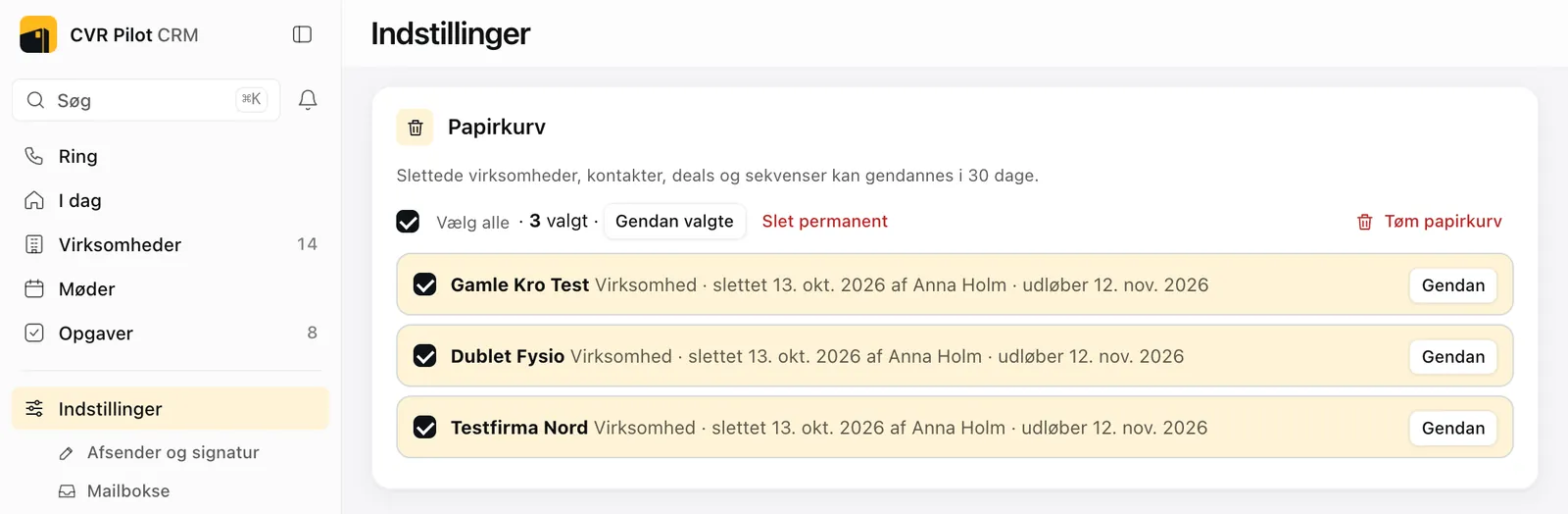 Papirkurven i CVR Pilot CRM med tre slettede, opdigtede virksomheder markeret med Vælg alle, og knapperne Gendan valgte, Slet permanent og Tøm papirkurv.