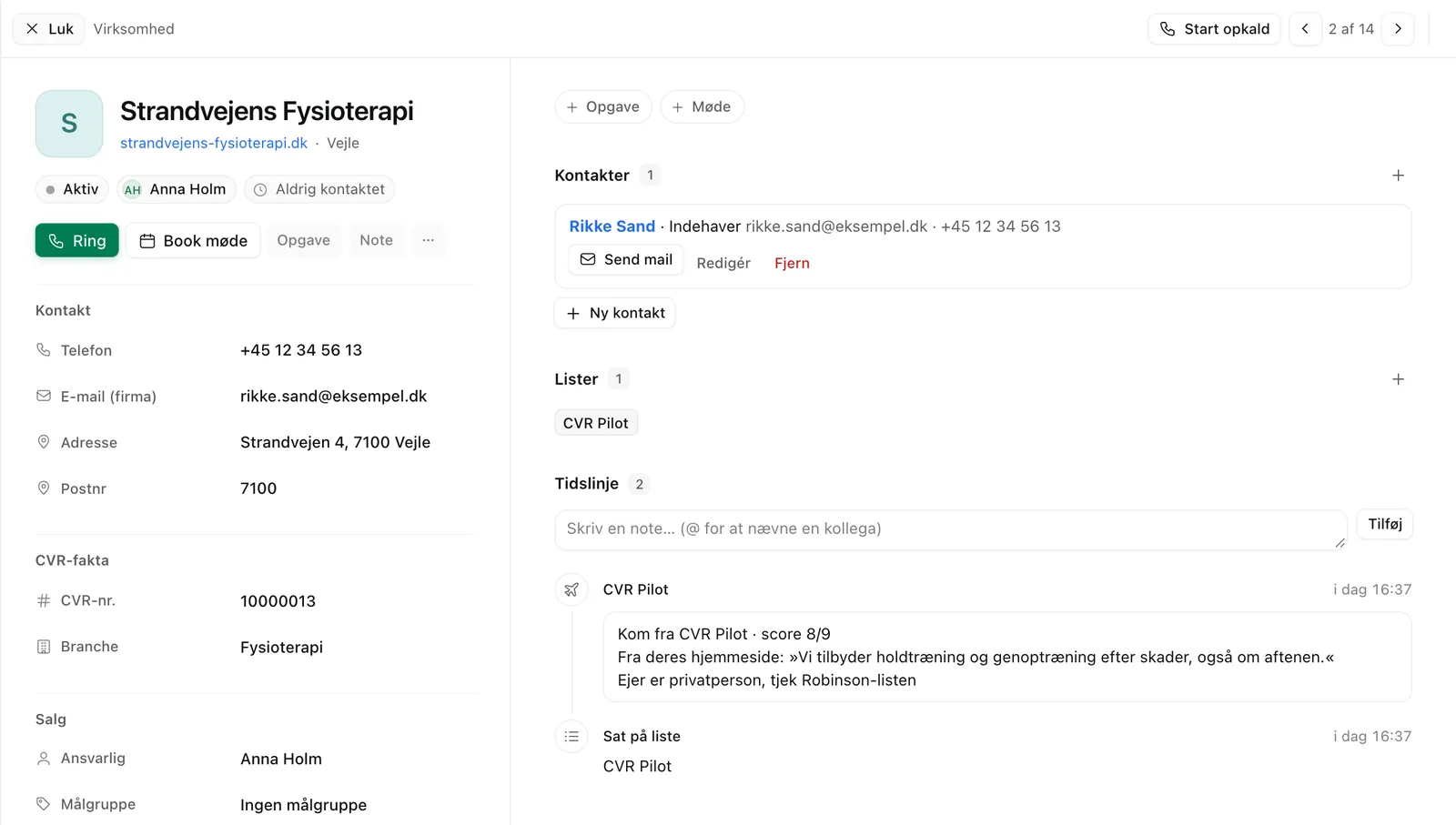 Virksomhedssiden for Strandvejens Fysioterapi: knapperne Ring, Book møde, Opgave, Note og Mere, kontaktoplysninger og CVR-fakta, kontakten Rikke Sand, listen CVR Pilot og en note fra CVR Pilot med score 8/9, et citat fra hjemmesiden og linjen Ejer er privatperson, tjek Robinson-listen.